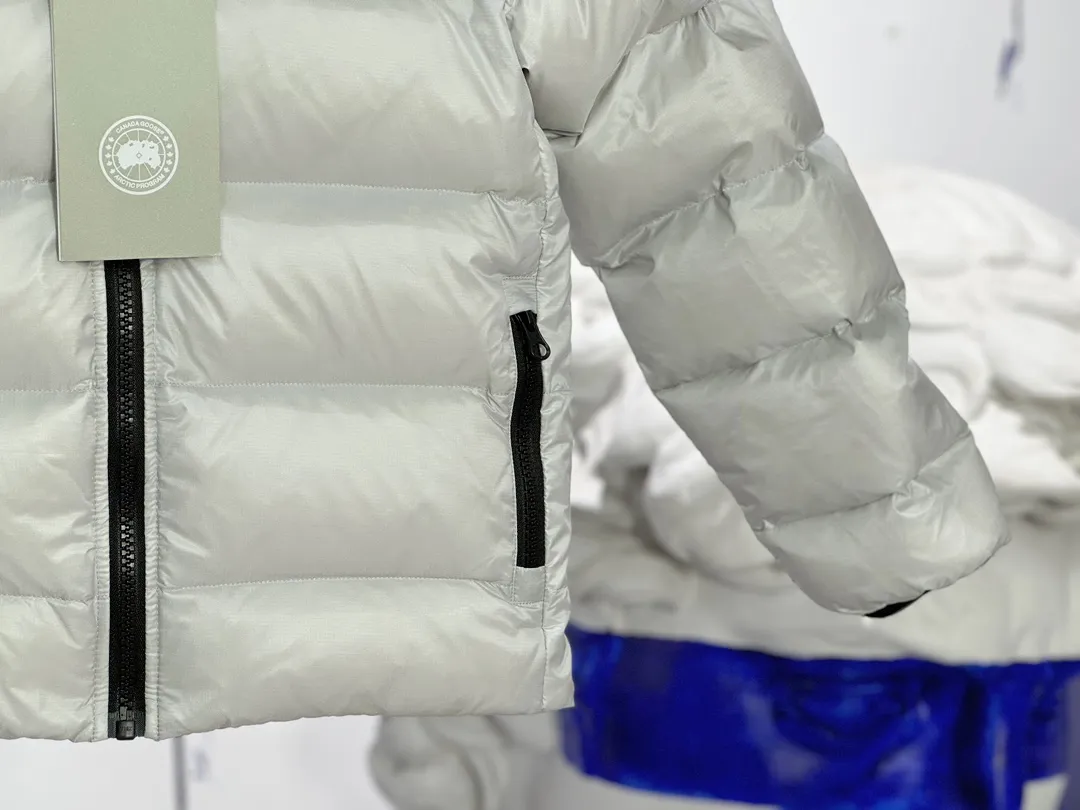 P640 CANADA GOOSE Canada Goose Crofton Children's Down Hoodie Big Goose Down Jacket 5460K Product Features ·This style uses thin channel-filled structural filling: 750-fill duck down, with lightweight fabrics and trims, lightweight and warm, allowing you to move freely ·Decorated with iconic double-stripe reflective details on the back ·Adjustable down hood sewn with reflective trim to enhance warmth and better protect against bad weather ·A weatherproof placket is designed under the two-way zipper to prevent wind and keep warm. The zipper opens from the bottom for increased range of motion and improved breathability. Power Stretch® reflective cuffs are stylish and lightweight, adding wind protection and warmth and making you more visible in low-light environments. Goose I.D. heritage label on the inside. 2 exterior pockets: Hand pockets with zipper closure and tricot fabric at the joints for softness and warmth.